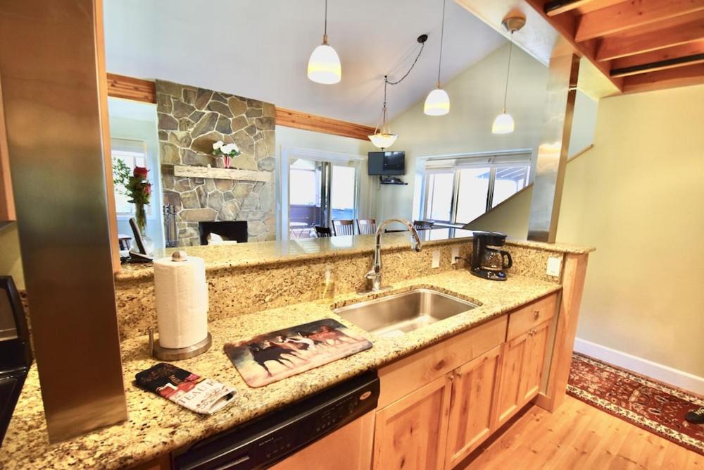 Gorgeous Jackson Hole Condo in Top location with Great Views and Private Deck with Barbeque!